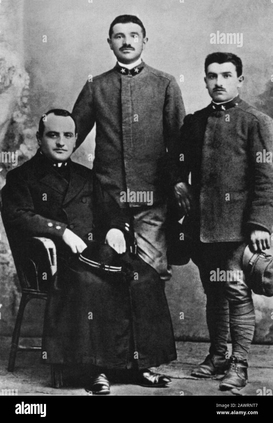 1917 , autunno , BERGAMO , ITALIA : il Papa giovanni XXIII ( 1881 - 1963 ), nato ANGELO RONCALLI . In questa foto quando era Don Roncalli Tenente C. Foto Stock