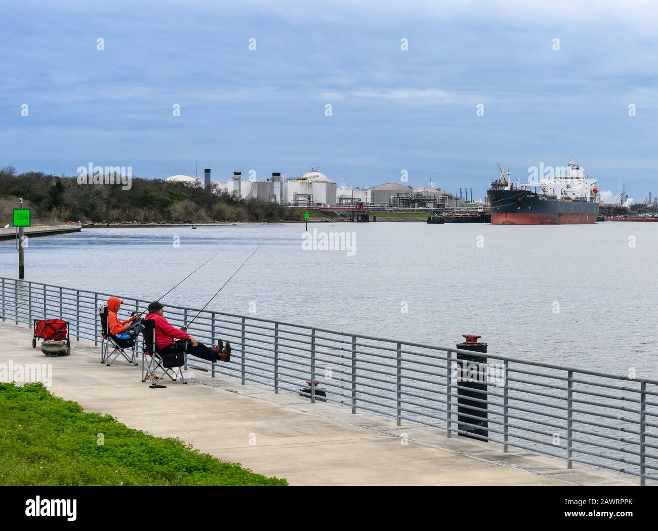 Due uomini che pescano lungo il canale della nave. Houston, Texas, Stati Uniti. Foto Stock