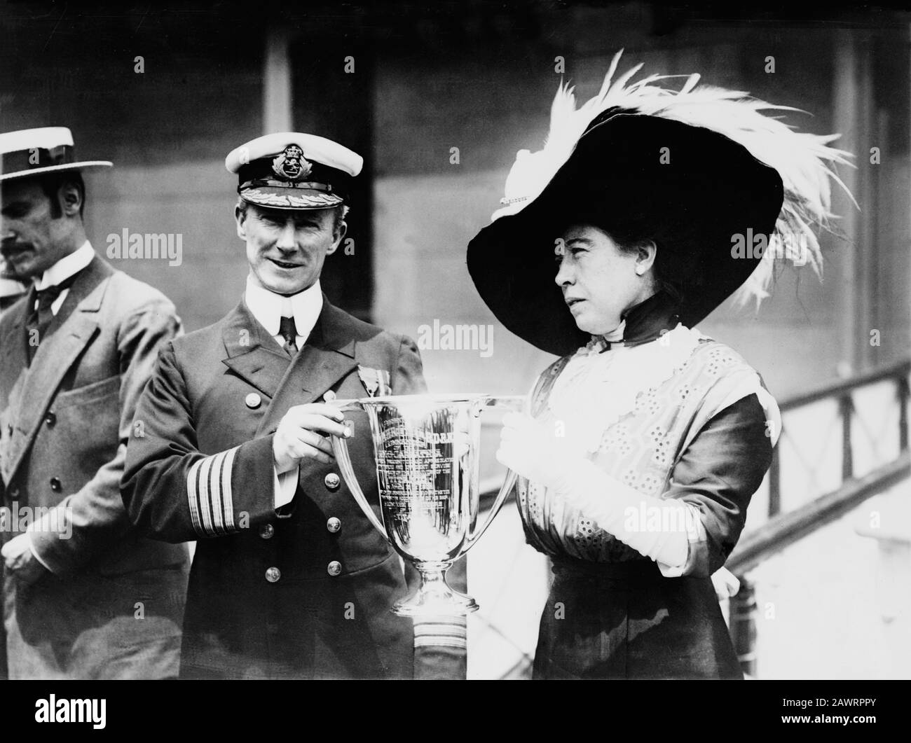 1912 , 29 maggio , NEW YORK , Stati Uniti : Il British Ocean Liner RMS TITANIC . Sig.ra J.J. ' Molly ' Brown che presenta il premio della coppa del trofeo al capitano Arthur Henry Foto Stock