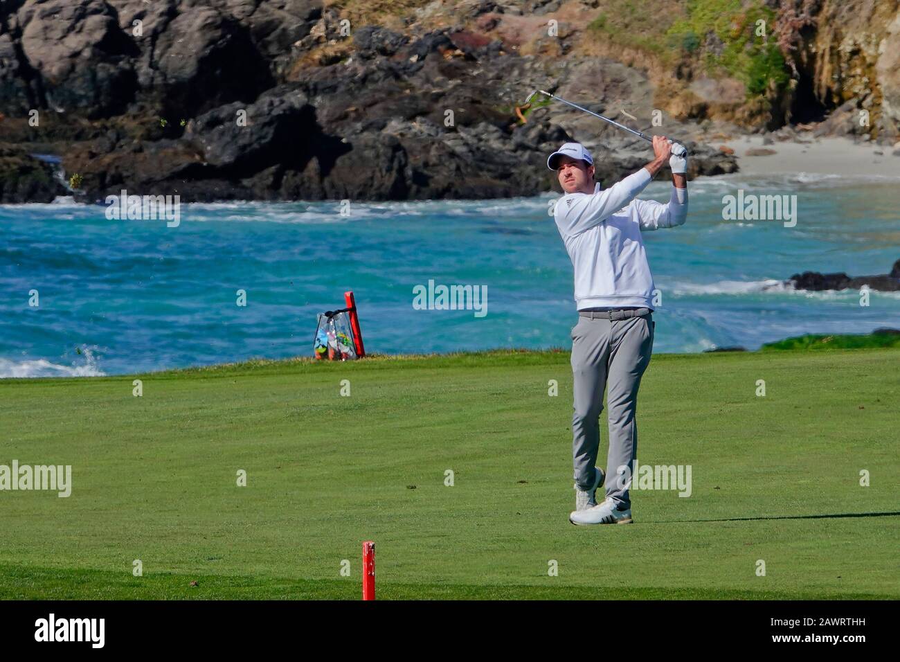 Spiaggia di ciottoli, Stati Uniti. 09th Feb, 2020. Monterey, California, Stati Uniti Febbraio 9th 2020 Nick Taylor sul suo modo di vincere, qui sulla 10th l'ultimo giorno della AT&T Pro-Am PGA Golf evento a Pebble Beach, California, USA Credit: Motofoto/Alamy Live News Foto Stock