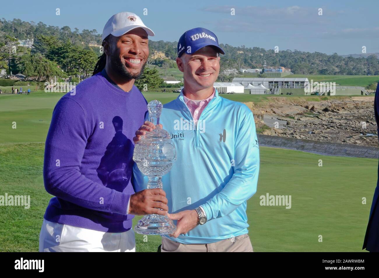 Spiaggia di ciottoli, Stati Uniti. 09th Feb, 2020. Monterey, California, Stati Uniti Febbraio 9th 2020 la stella NFL Larry Fitzgerald e Kevin Streelman vincono il premio del team Amateur di Lemmon nell'ultimo giorno dell'evento AT&T Pro-Am PGA Golf a Pebble Beach, California, USA Credit: Motofoto/Alamy Live News Foto Stock