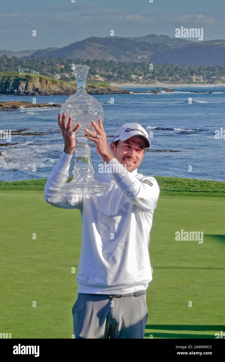 Spiaggia di ciottoli, Stati Uniti. 09th Feb, 2020. Monterey, California, Stati Uniti Febbraio 9th 2020 il vincitore Nick Taylor pone con i suoi vincitori il trofeo dell'ultimo giorno dell'evento AT&T Pro-Am PGA Golf a Pebble Beach, California, USA Credit: Motofoto/Alamy Live News Foto Stock