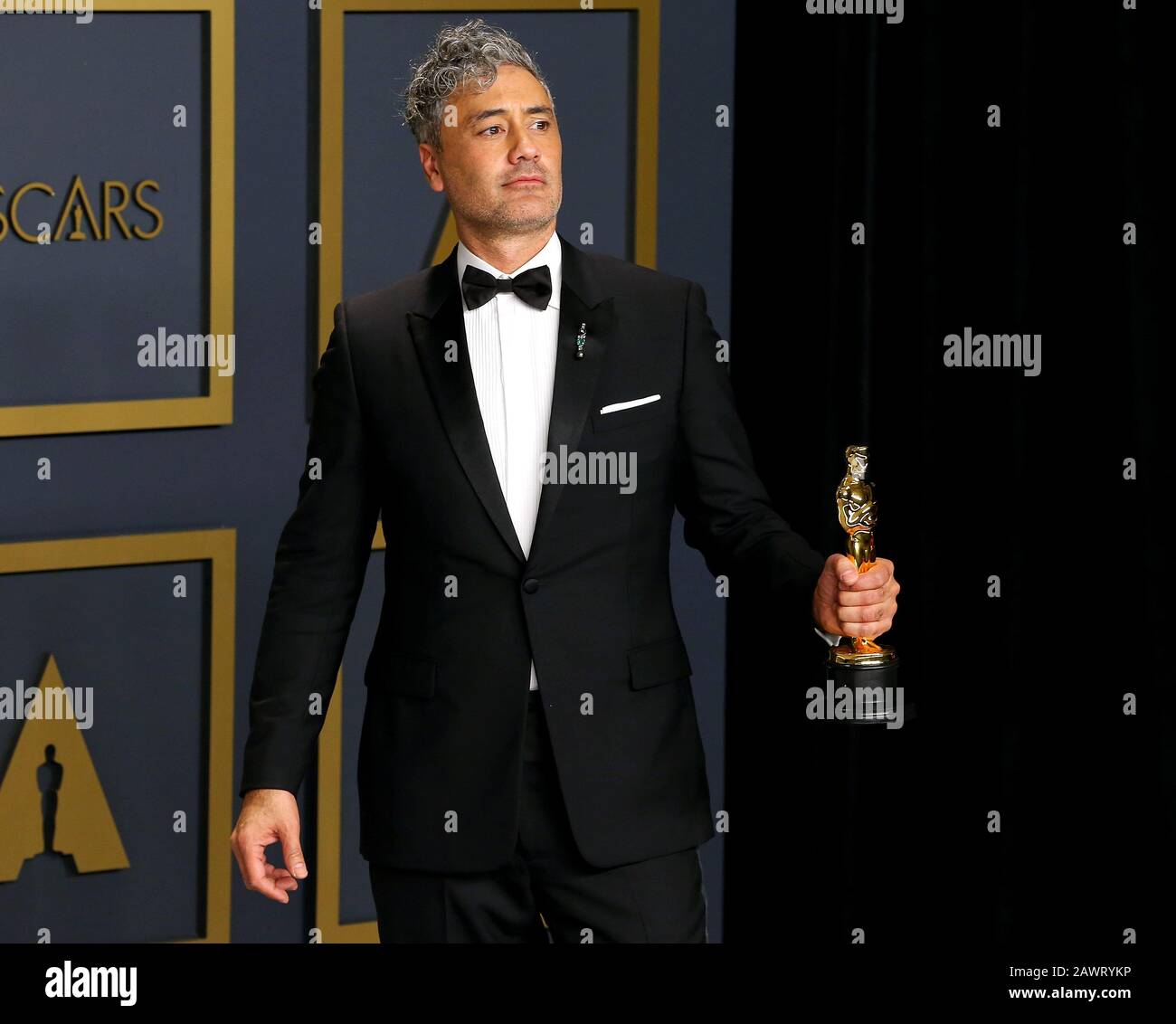 Hollywood, CA - 9 FEBBRAIO: Taika Waititi posa nella sala stampa durante il 92nd annuale Academy Awards al Loews Hollywood Hotel il 9 febbraio 2020 a Hollywood, California. Foto: Christopher Victorio/imageSPACE/MediaPunch Foto Stock