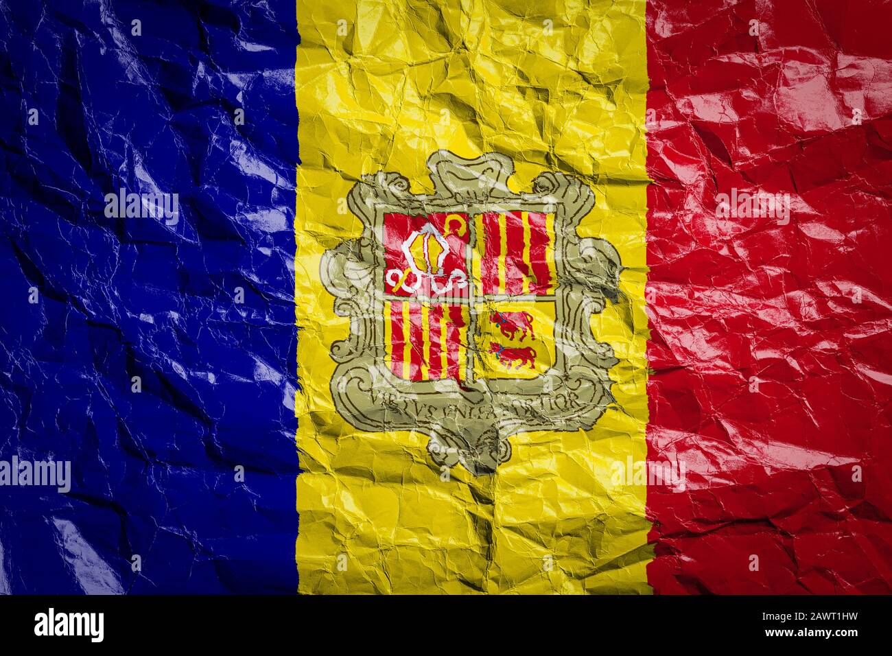 Bandiera nazionale di Andorra su carta sbriciolata. Contrassegno stampato su un foglio. Immagine di bandiera per disegno sui volantini, pubblicità. Foto Stock