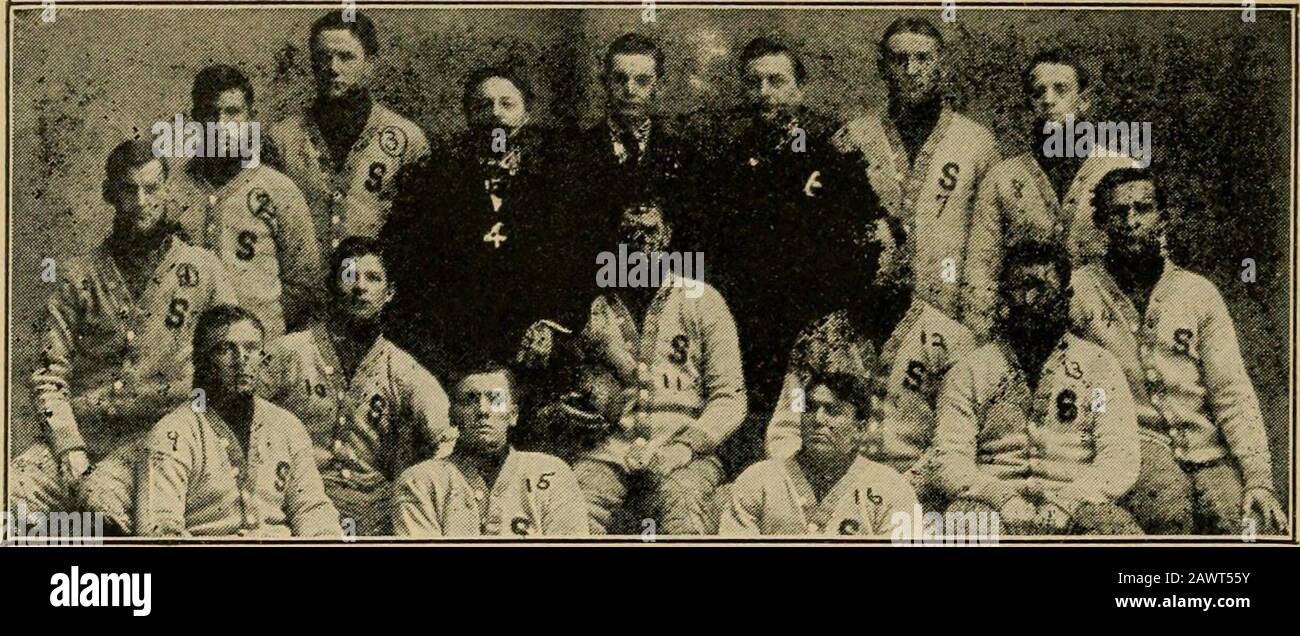 La guida ufficiale di calcio dell'associazione atletica collegiale nazionale la guida ufficiale di regole e il libro di record del calcio dell'università. AngeOhioState vs.Case School, a ColumbusMich. Agri. Vs. Olivet, a Lansing.Nebraska vs. Denver, a Lincoln.Alma vs. Albion, ad Albion. 16 NOVEMBRE. Washington vs. Missouri, a Seattle.Oberlin vs. Wooster, a Oberlin.Miami vs. Cincinnati, a Oxford.Earlham vs. Franklin, a Franklin.Central vs. Kentucky, a Danville.Doane vs. Hastings, a Creta.Monmouth vs. Beloit, a Beloit.Missouri vs. Washington, a Seattle.Creighton vs. Morning Side, Sioux CilySpgfld T. S. vs. Ma Foto Stock