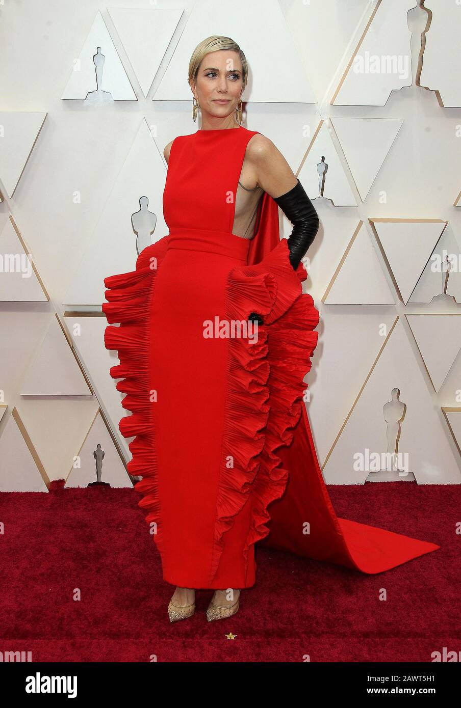 9 febbraio 2020, Hollywood, California, USA: Kristen WIIGG arriva sul tappeto rosso in una struttura rossa Valentino gown e lunghi guanti neri al 92ndAcademy Awards al Dolby Theatre di Hollywood. (Credit Image: © AdMedia via ZUMA Wire) Foto Stock