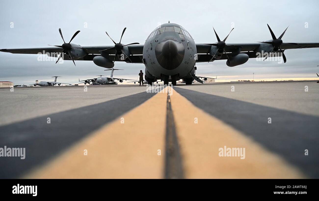 Un aereo WC-130J Super Hercules del 53rd Weather Reconnogny Squadron si trova sulla flightline prima di una missione fluviale atmosferica 28 gennaio presso la Travis Air Force base, California. Gli Hurricane Hunters sono stati uccisi per eseguire la "ricostruzione AR" da gennaio a marzo. Scienziati guidati dalla Scripps Institution of Oceanography at University of California, San Diego, in collaborazione con il 53rd WRS, National Oceanic and Atmospheric Aviation’s National Weather Service and Office of Marine and Aviation Operations, Sarà in standby per volare attraverso questi Ars sul Pacifico per raccogliere i dati per migliorare il livello di raccolta Foto Stock
