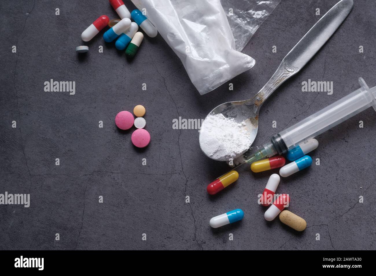 vista dall'alto della droga , qui e pillola sulla tavola, abuso di droga Foto Stock