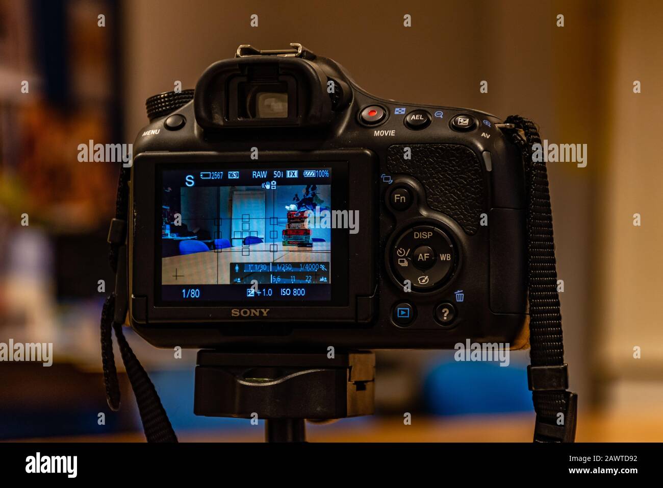 Schermo della fotocamera Sony Alpha a58 con obiettivo Sony da 18-55 mm fissato su un treppiede pronto per scattare Foto Stock