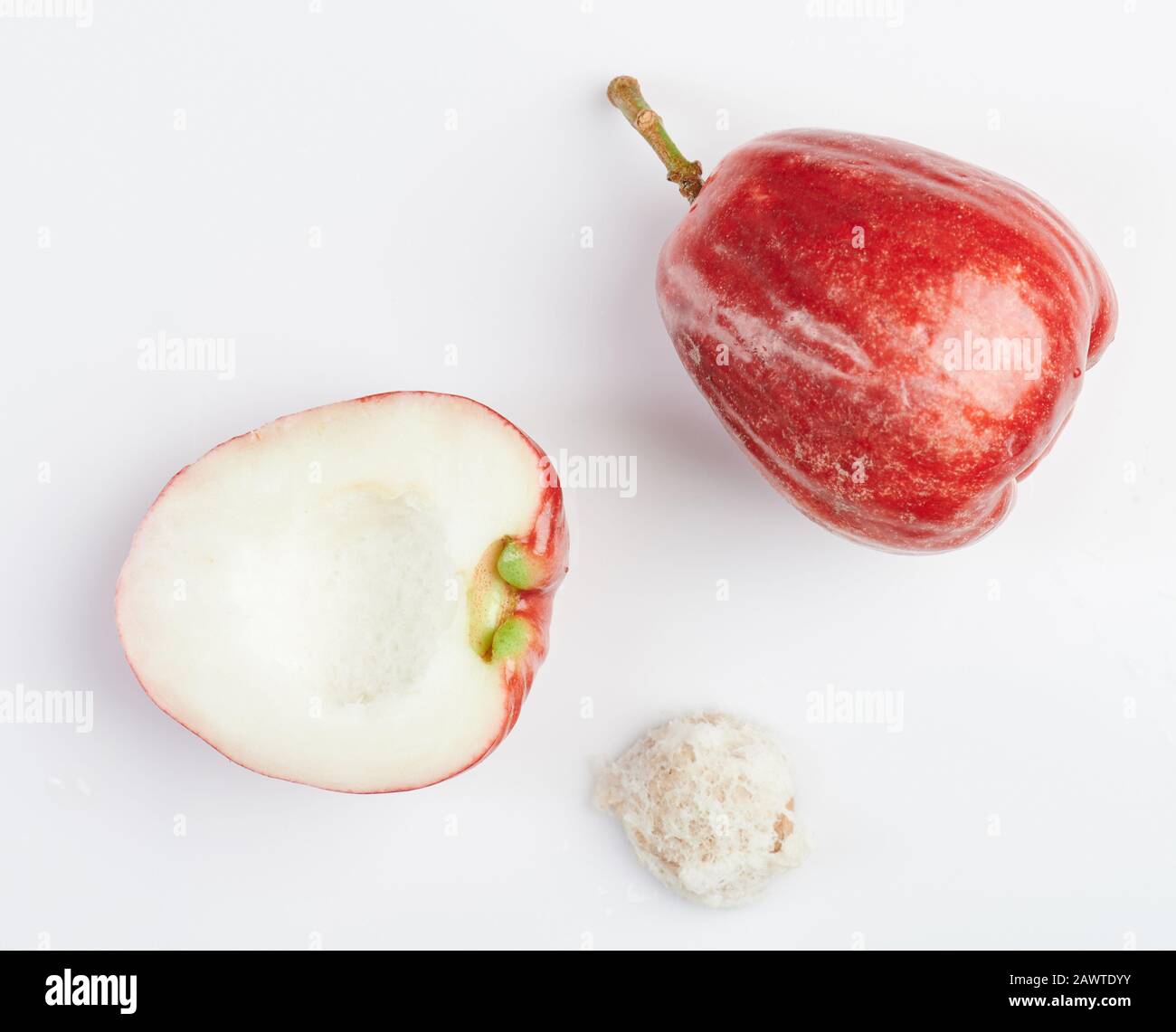 Mela rossa frutta esotica su sfondo bianco studio Foto Stock