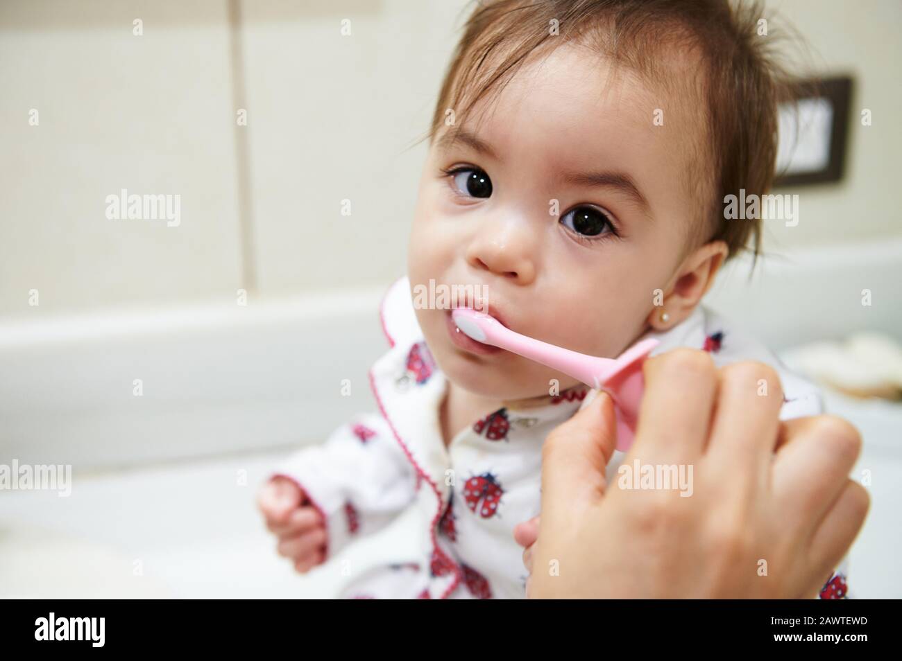 Cute bambina spazzolando i denti. Tema di salute del bambino Foto Stock