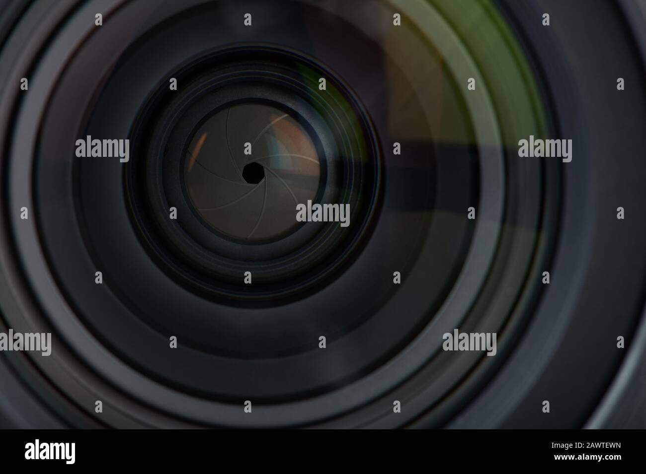 Vista macro da primo piano della parte dell'otturatore dell'obiettivo digitale Foto Stock