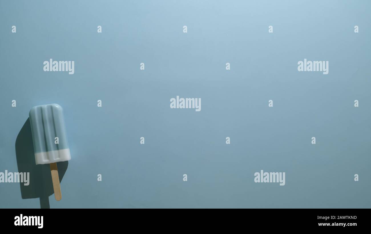 Vista dall'alto della poppicola di aroma di lampone blu e dello spazio di copia, concetto minimo estivo su sfondo azzurro Foto Stock