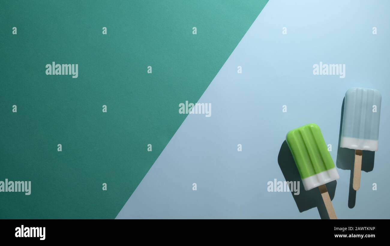 Vista dall'alto dei papsicoli di lime e lampone blu e dello spazio di copiatura, concetto minimo estivo su fondo piatto verde e blu Foto Stock