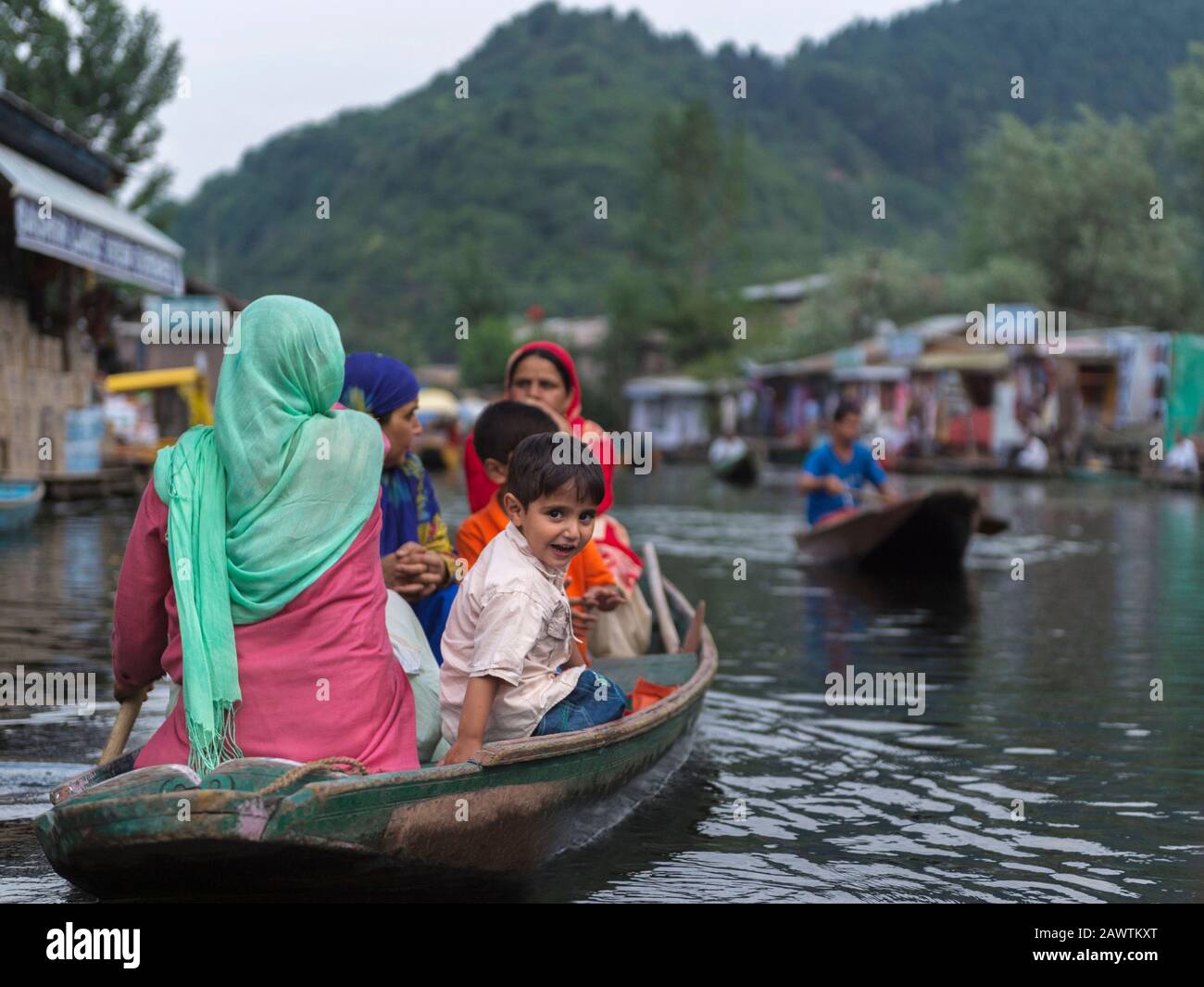 Gente del posto Che Viaggia in barca, dal lago, Srinagar, Kashmir, India Foto Stock