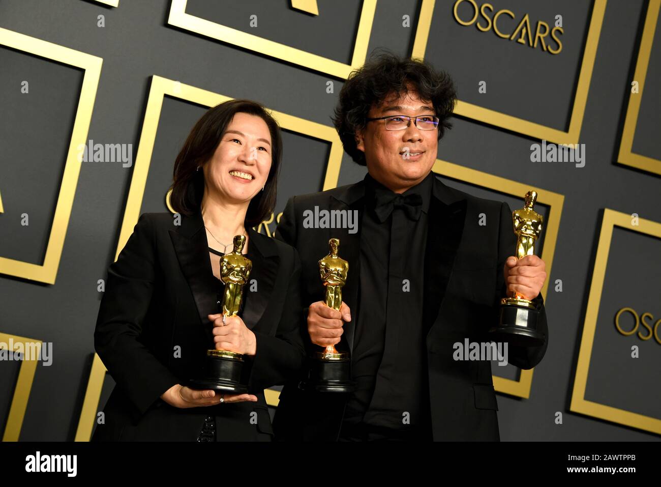 Bong Joon-ho (a destra) e Kwak Sin-ae con i loro Oscar per la migliore sceneggiatura Originale, International Feature Film, Best Director, e Best Picture for Parasite nella sala stampa al 92nd Academy Awards tenuto presso il Dolby Theatre di Hollywood, Los Angeles, Stati Uniti. Foto Stock