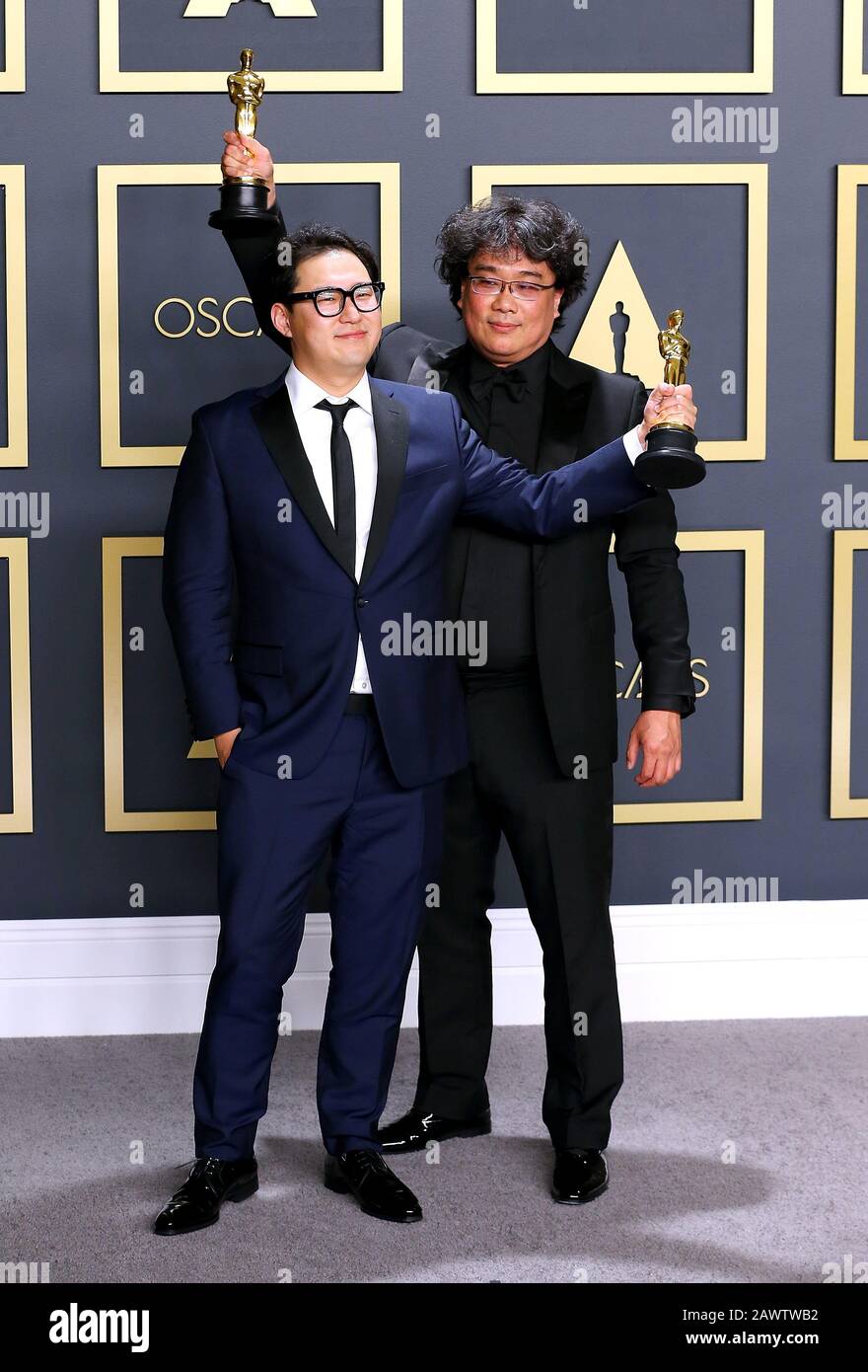 Hollywood, CA - 9 FEBBRAIO: Bong Joon-ho, Han Jin-ha vinto la posa nella sala stampa durante il 92nd annuale Academy Awards al Loews Hollywood Hotel il 9 febbraio 2020 a Hollywood, California. Foto: Christopher Victorio/imageSPACE/MediaPunch Foto Stock