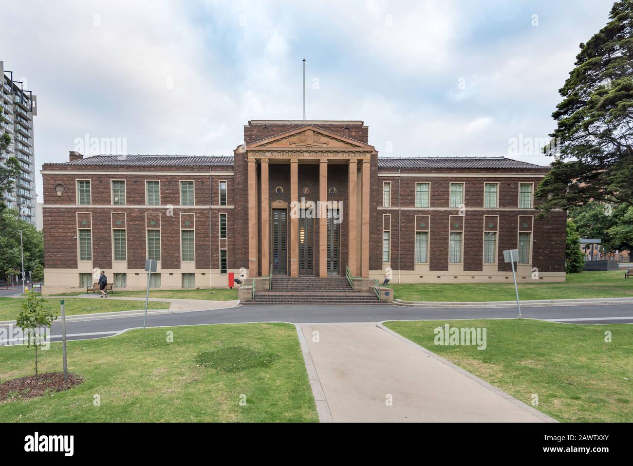 Il Royal Australasian College of Surgeons Building a 250 Spring Street, Melbourne è in stile Revival greco degli architetti Irwin e Stevenson 1935. Foto Stock