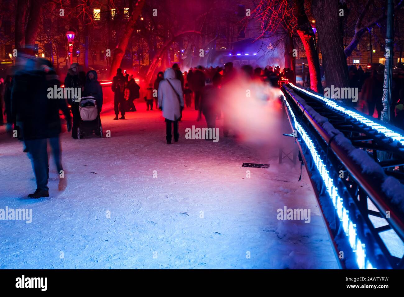 Colour Park - Light Installation by Kari Kola - presso Vanha Kirkkopuisto o Ruttopuisto, parte del Lux Helsinki Light Art Festival 2016 a Helsinki, Finlandia Foto Stock