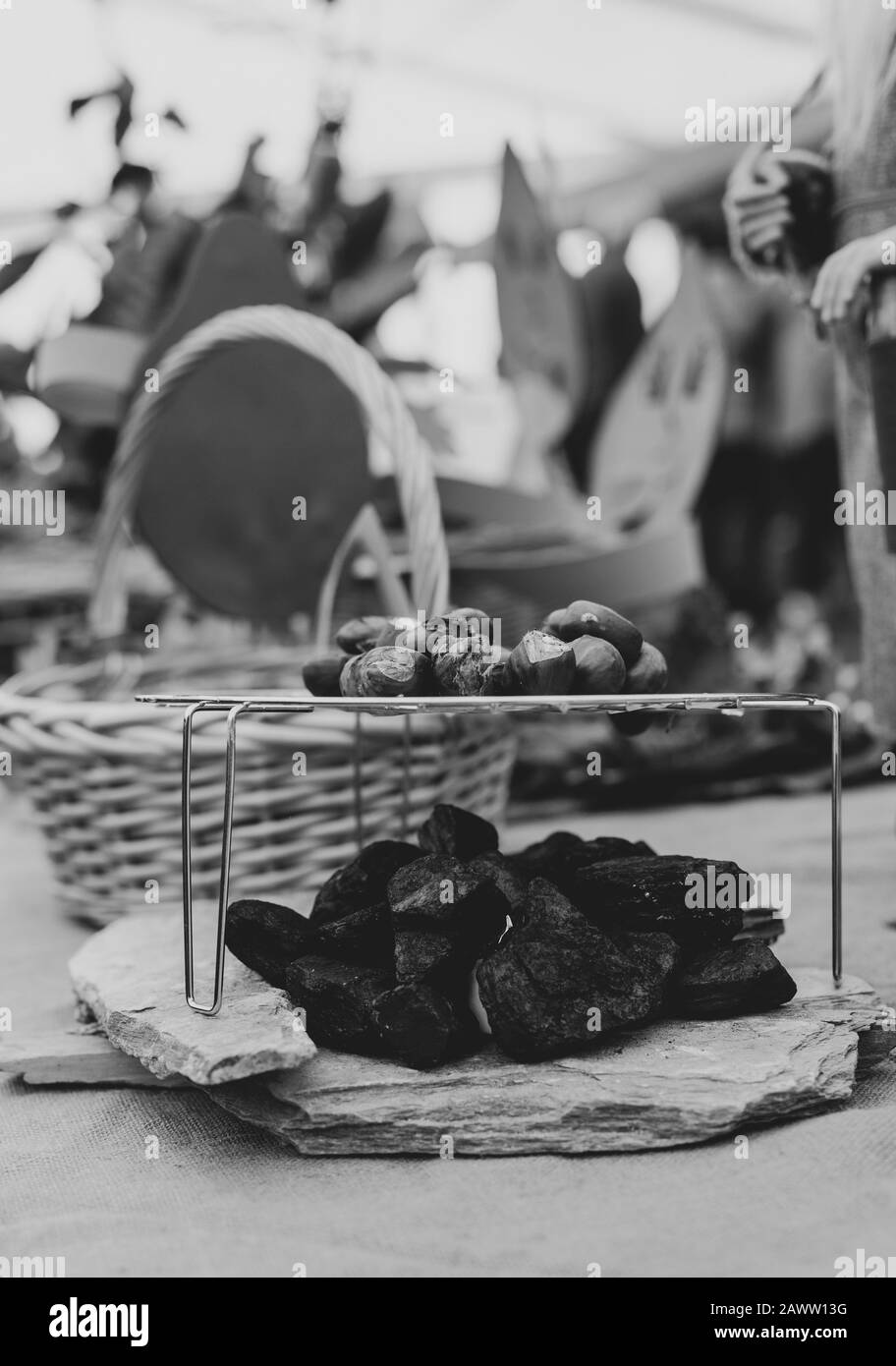 Torrefazione di castagne con carbone Foto Stock