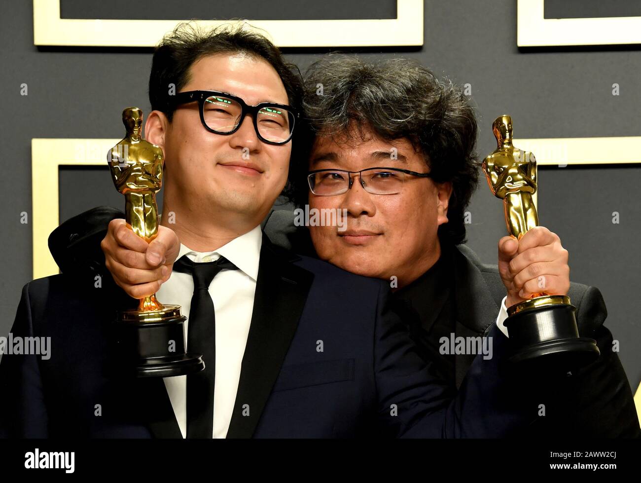 Han Jin-Won e Bong Joon-ho con i loro Oscar per la migliore sceneggiatura Originale, International Feature Film, Best Director e Best Picture for Parasite nella sala stampa al 92nd Academy Awards tenuto presso il Dolby Theatre di Hollywood, Los Angeles, USA. Foto Stock