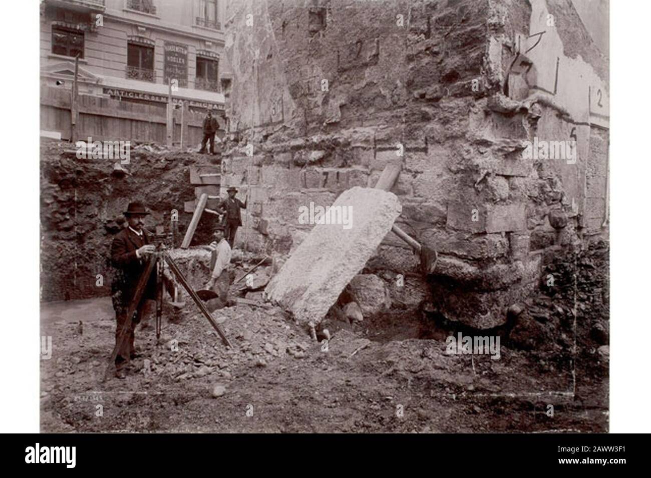 Fouilles archéologiques au pied de la Tour de l‥99Ile côté nord 1897 Genève. Foto Stock