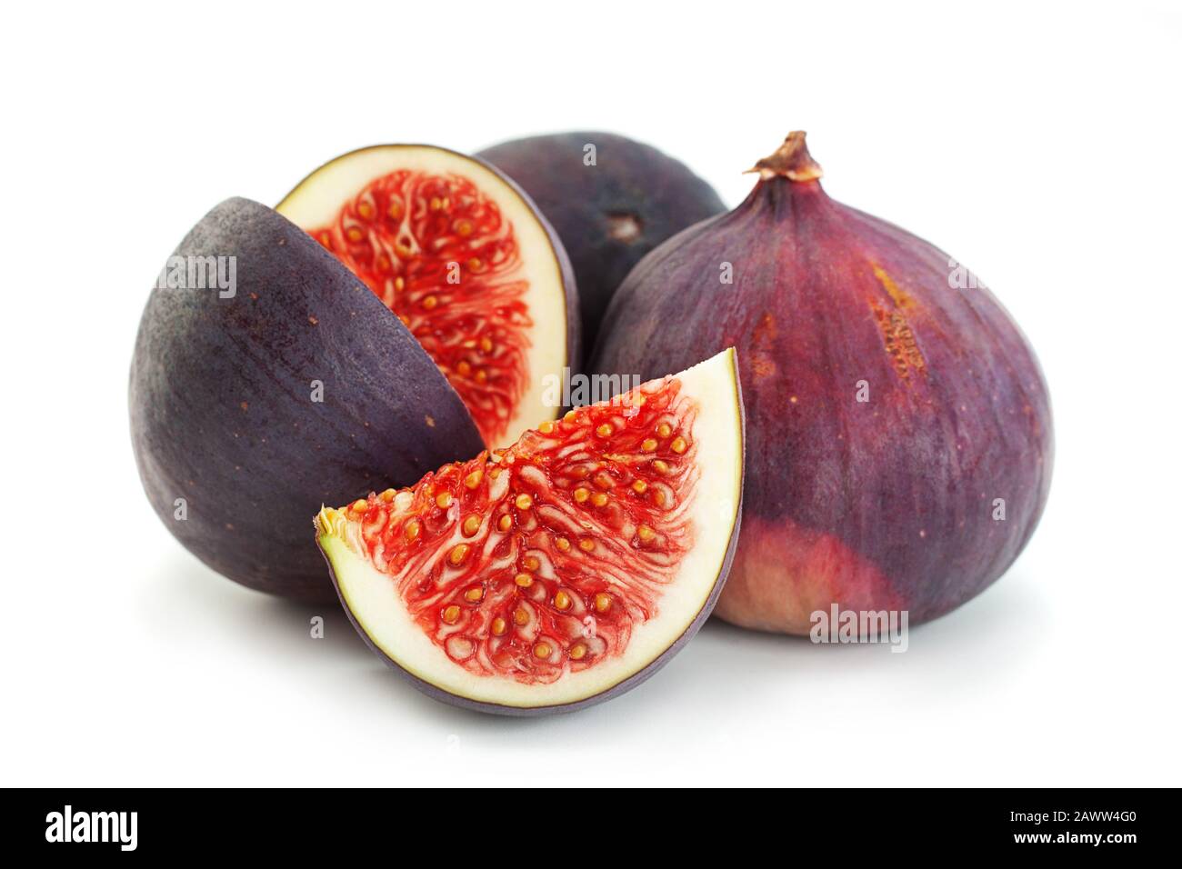 Closeup viola di frutta di fig isolato su sfondo bianco Foto Stock
