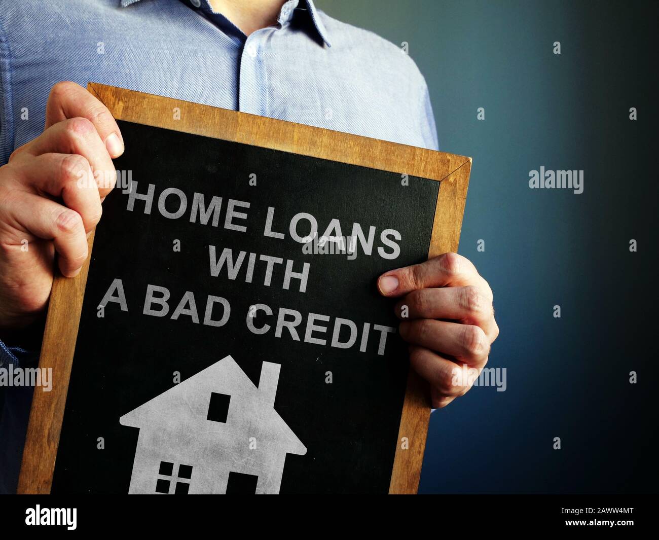 Prestiti domestici con accreditamento difettoso scritto su una lavagna. Foto Stock