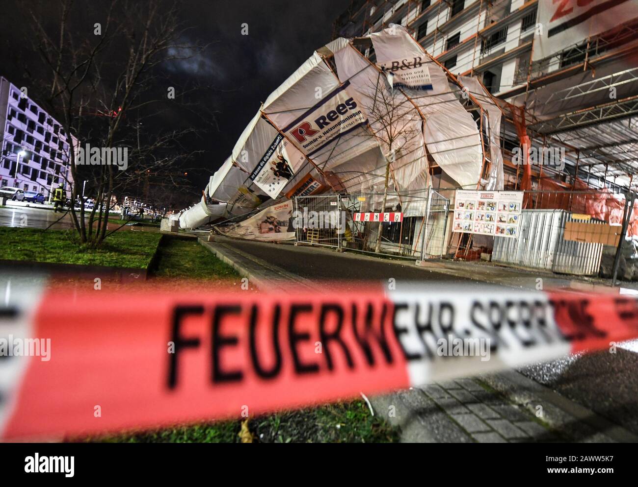 Friburgo, Germania. 10th Feb, 2020. Un ponteggio è stato rovesciato a causa di raffiche di uragano della tempesta 'Sabina'. Ha causato molti danni in Germania. Credito: Patrick Seeger/Dpa/Alamy Live News Foto Stock