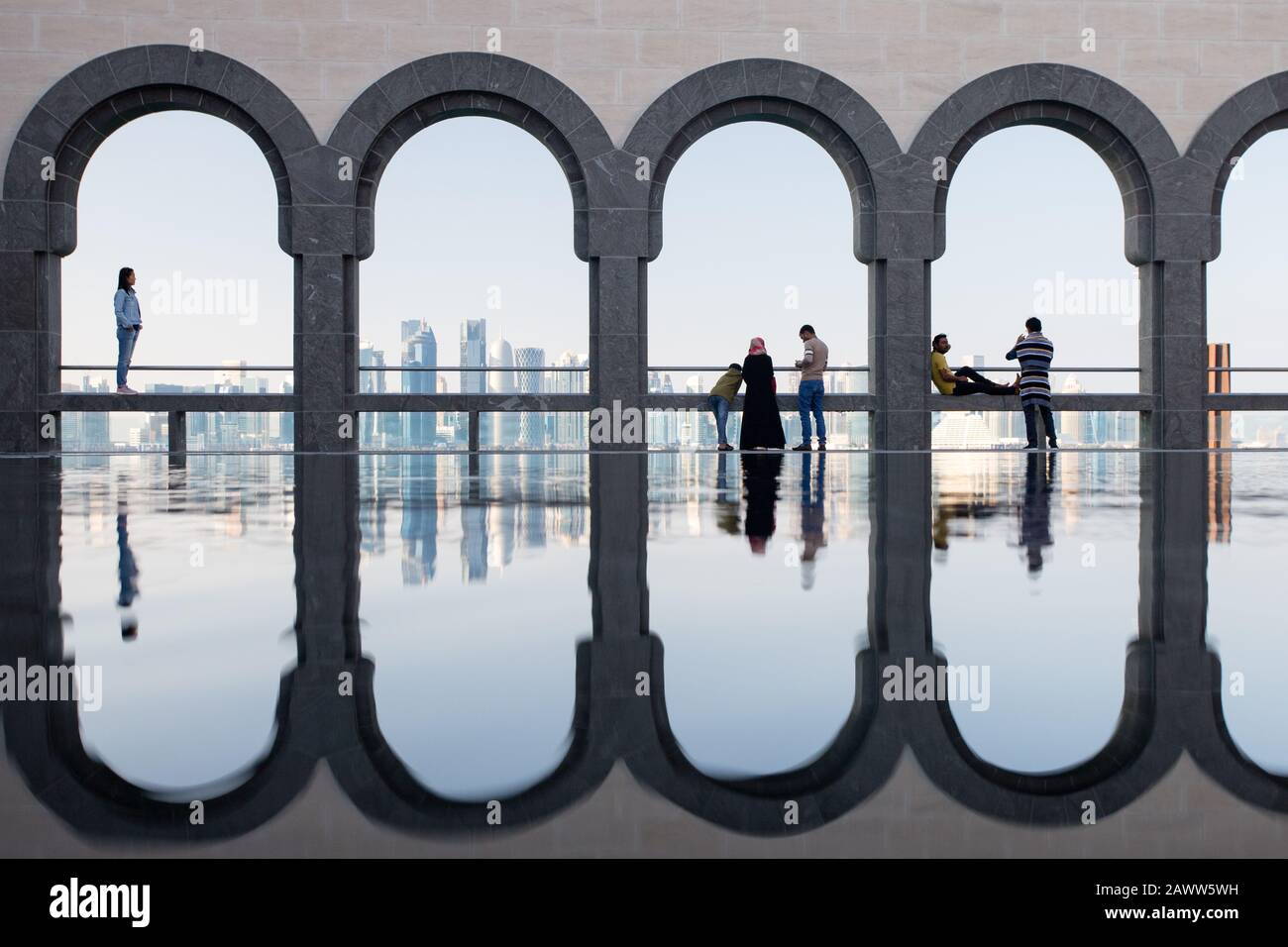 Archi riflessi nel cortile del Museo di Arte Islamica a Doha, Qatar. Foto Stock