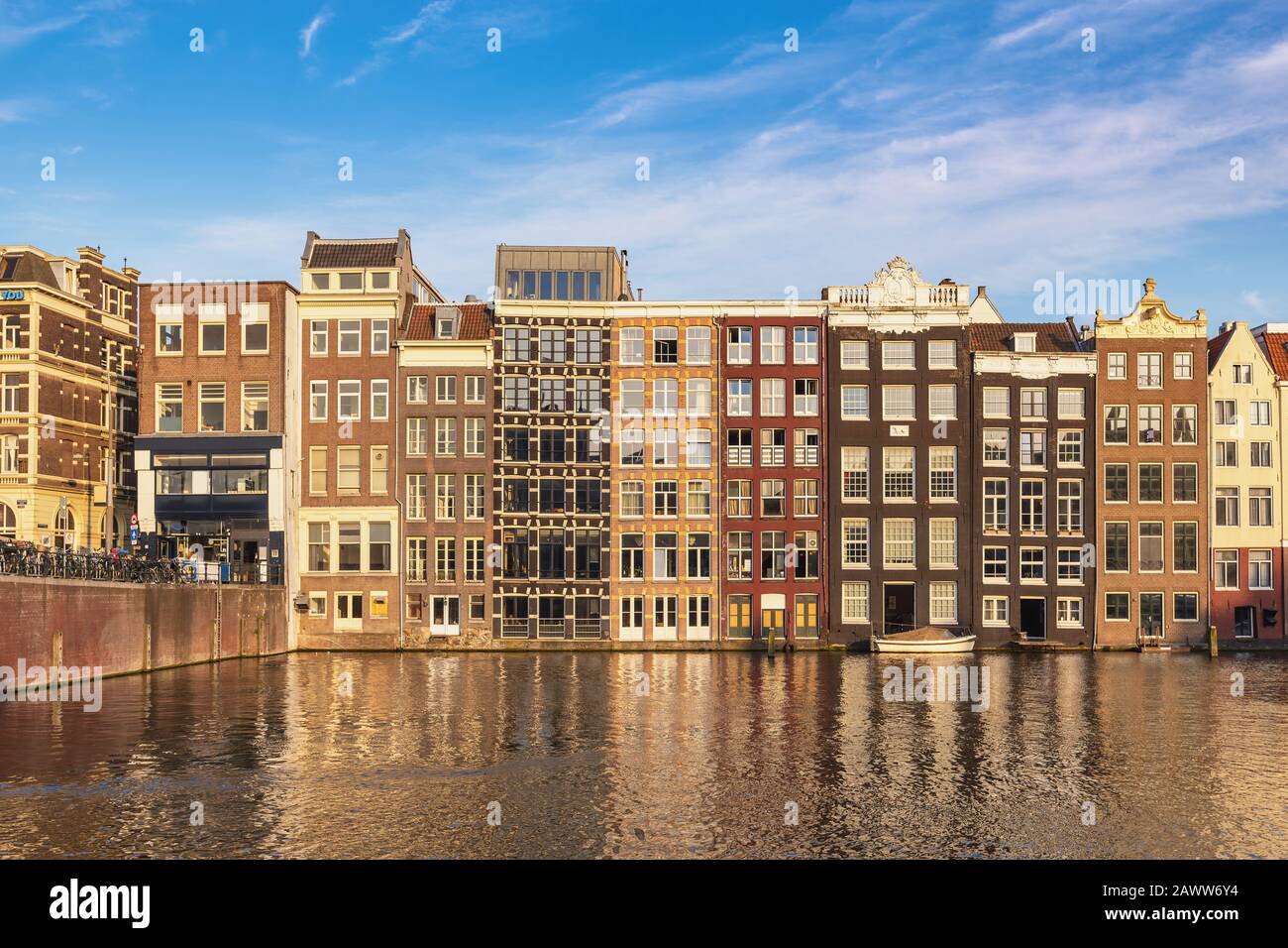 Amsterdam Olanda, skyline della città sul lungomare e ponte con casa tradizionale a Damrak Foto Stock
