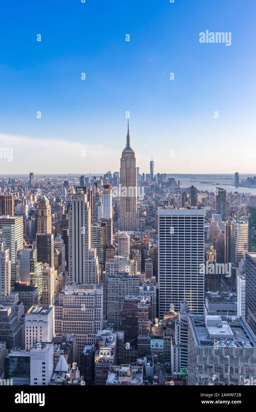 New York City Skyline nel centro di Manhattan con Empire state Building e grattacieli nella giornata di sole con cielo blu chiaro Stati Uniti Foto Stock