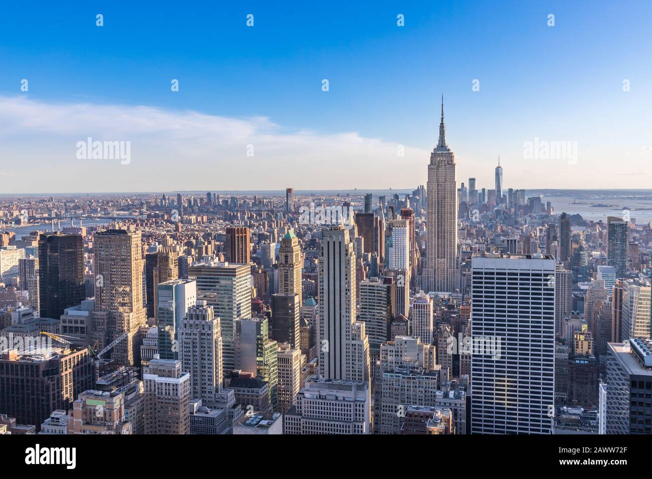 New York City Skyline nel centro di Manhattan con Empire state Building e grattacieli nella giornata di sole con cielo blu chiaro Stati Uniti Foto Stock