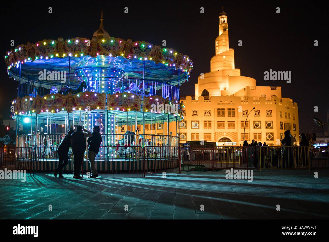Una ruota panoramica illuminata di fronte al Centro Islamico di Doha, Qatar. Foto Stock
