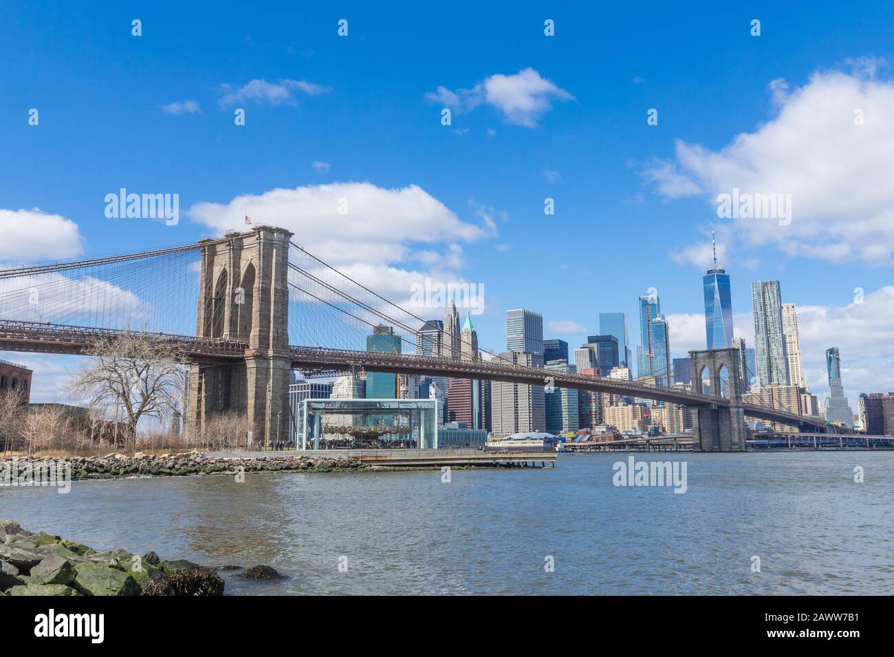 Ponte di Brooklyn con il centro di Manhattan e Il Paesaggio Urbano nella giornata di sole con cielo blu chiaro New York USA Foto Stock
