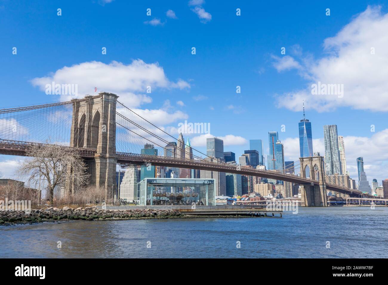 Ponte di Brooklyn con il centro di Manhattan e Il Paesaggio Urbano nella giornata di sole con cielo blu chiaro New York USA Foto Stock