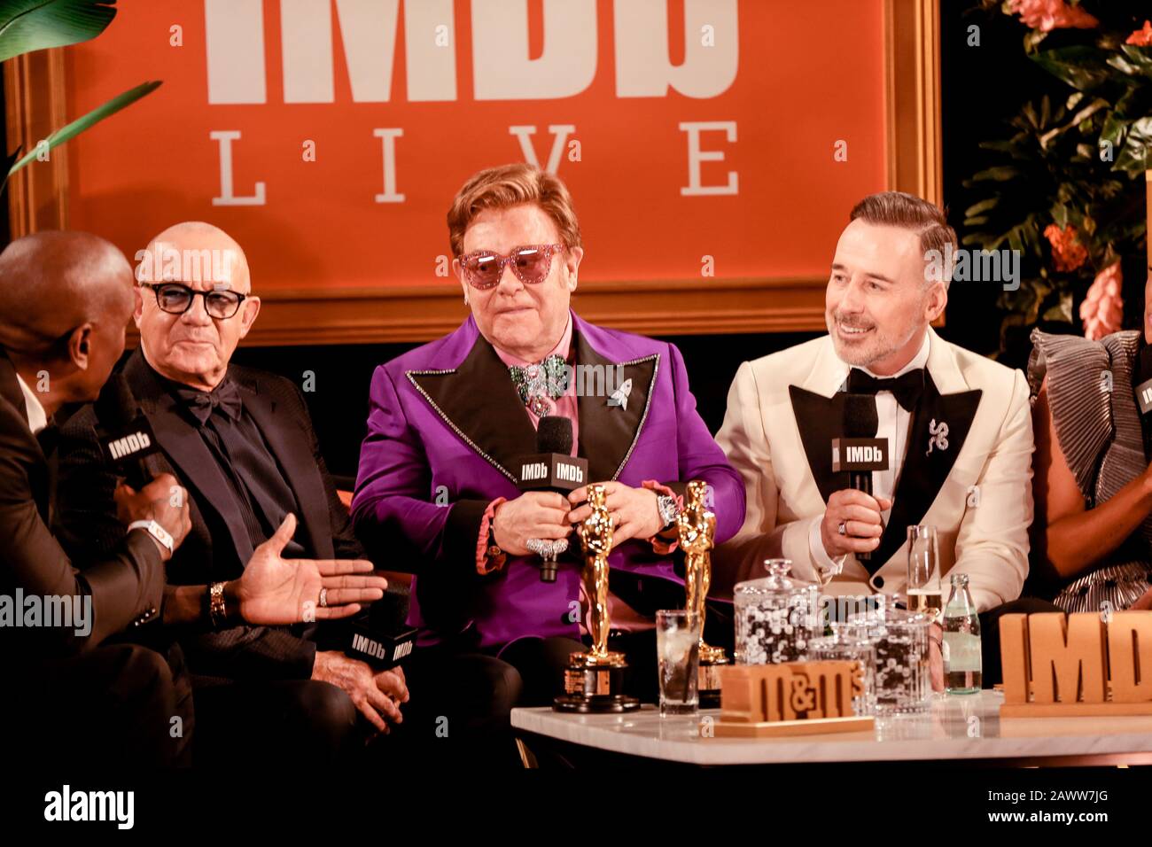 Elton John, David Arredare e Bernie Taupin celebrare Elton John e Bernie Taupin vincere un Academy Award per la migliore canzone originale durante il Elton John AIDS Foundation Viewing Party tenuto presso West Hollywood Park, Los Angeles, California, USA. Vedi la storia di PA SHOWBIZ Oscars Party. Il credito foto dovrebbe leggere: Cavo PA Foto Stock