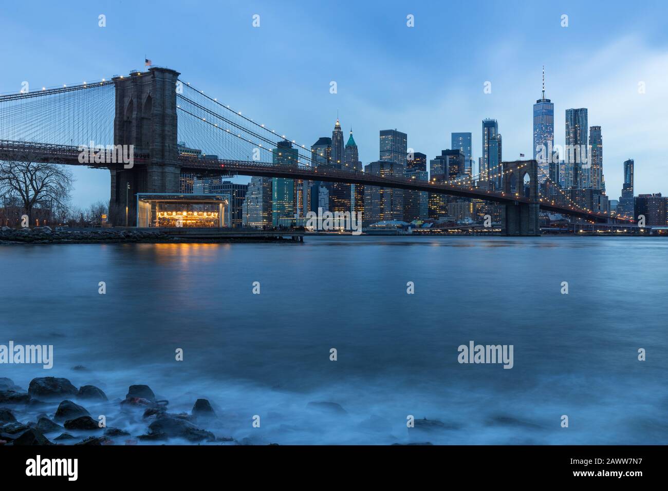 Ponte di Brooklyn nel centro di Manhattan con Vista Sulla Città in una nebbiosa giornata torbida al tramonto New York USA Foto Stock