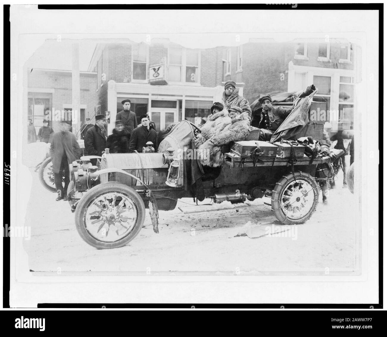 Quattro uomini in automobile, su neve street, sul New York a San Francisco gamba del 1908 New York a Parigi gara automobilistica Foto Stock