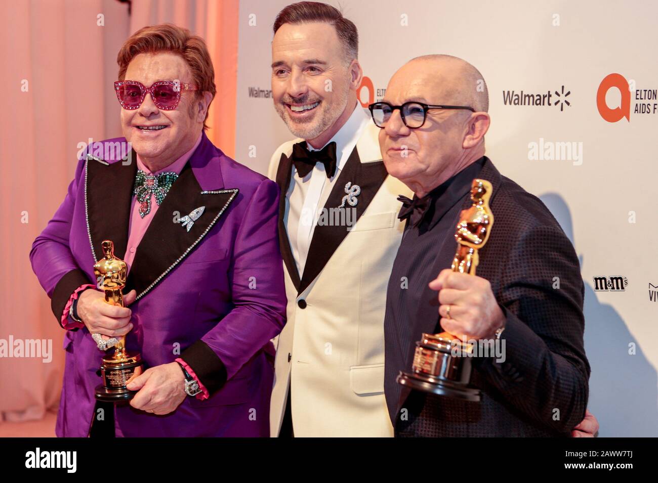 Elton John, David Arredare e Bernie Taupin celebrare Elton John e Bernie Taupin vincere un Academy Award per la migliore canzone originale durante il Elton John AIDS Foundation Viewing Party tenuto presso West Hollywood Park, Los Angeles, California, USA. Vedi la storia di PA SHOWBIZ Oscars Party. Il credito foto dovrebbe leggere: Cavo PA Foto Stock