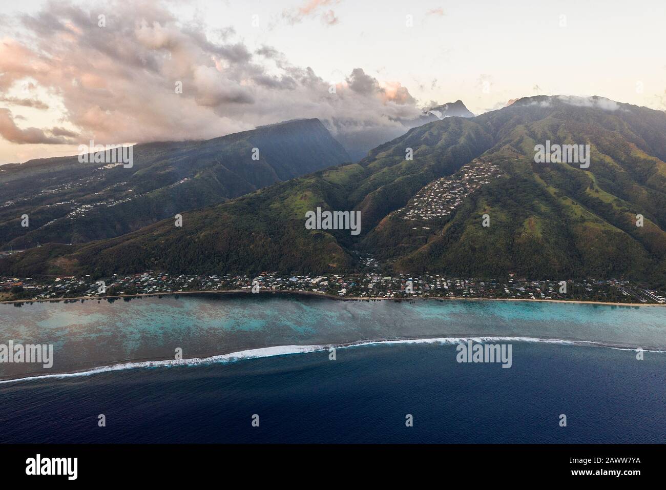 Vista aerea della costa ovest di Tahiti, Tahiti, Polinesia Francese Foto Stock