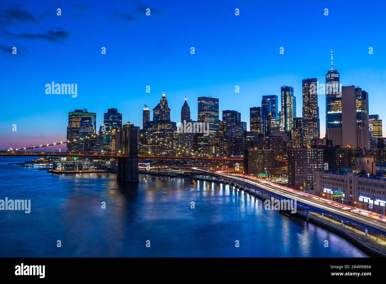Ponte di Brooklyn nel centro di Manhattan con Vista Della Città di notte New York USA Foto Stock