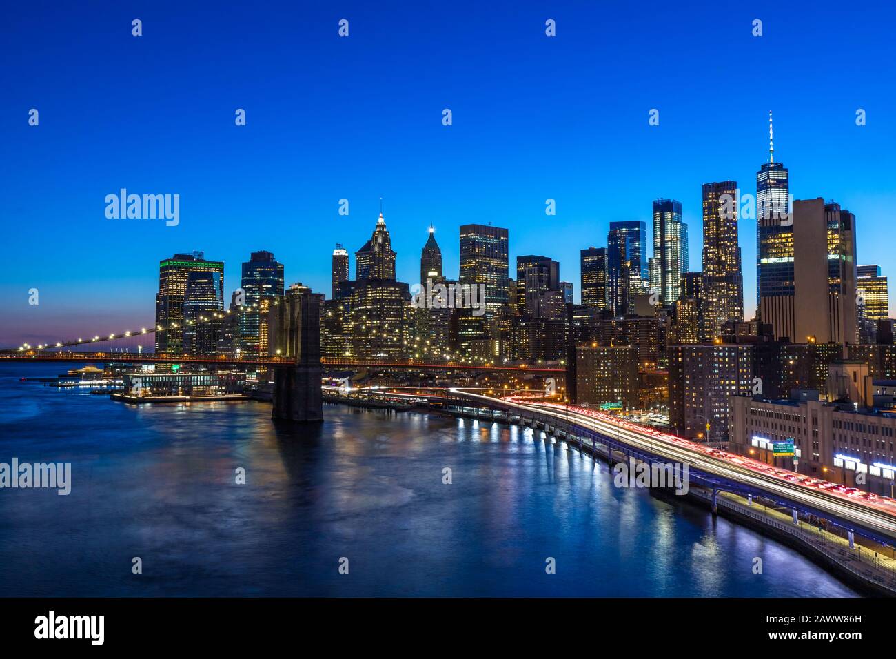 Ponte di Brooklyn nel centro di Manhattan con Vista Della Città di notte New York USA Foto Stock
