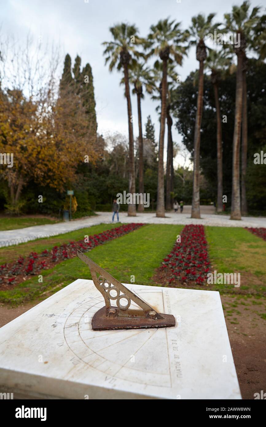 Orologio solare nel giardino nazionale di Atene grecia Foto Stock