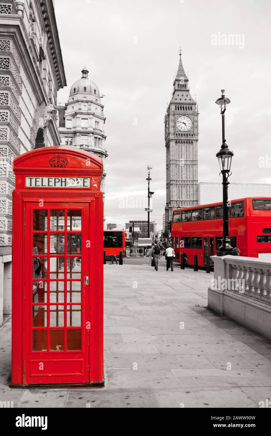 Telefono con box rosso e autobus a due piani sullo sfondo bianco e nero. Londra, Inghilterra Foto Stock