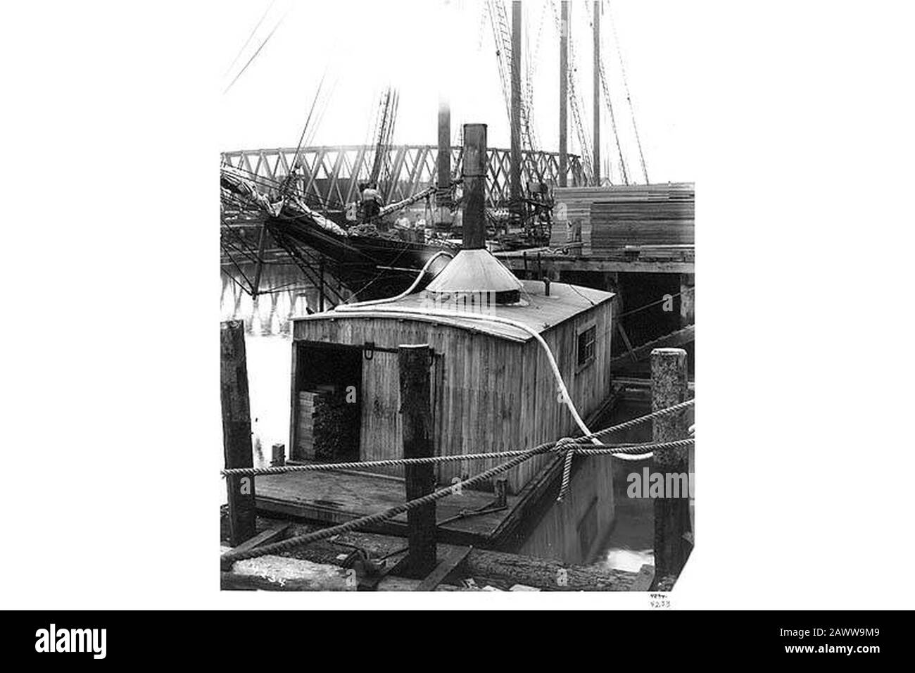 Imbarcazione a vela a quattro alberi HENRY WILSON al molo carico legname Aberdeen con scrofa in primo piano (CURTIS 725). Foto Stock