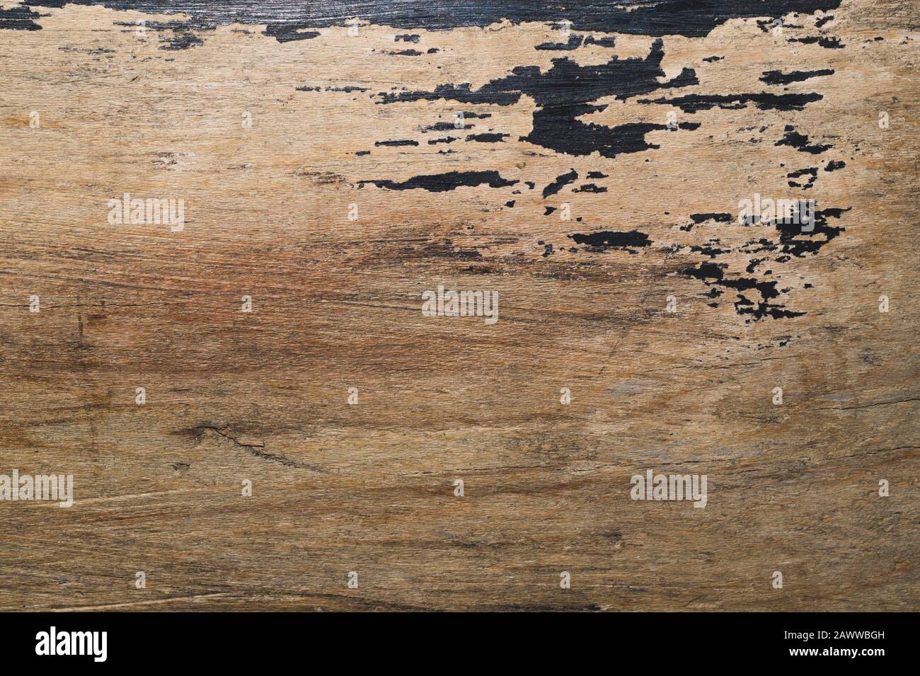 Trama di legno graffiata con vernice nera. Fondo di legno ruvido Foto Stock