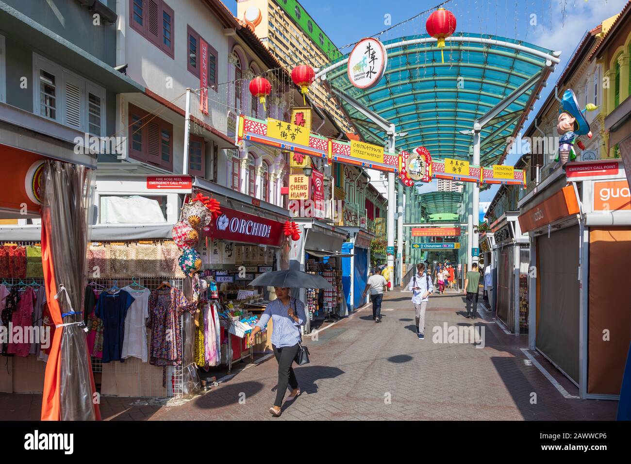 Quartiere di Chinatown a Singapore con negozi, bancarelle e locali commerciali e l'accesso principale alla stazione ferroviaria di Chinatown, Singapore, Asia Foto Stock