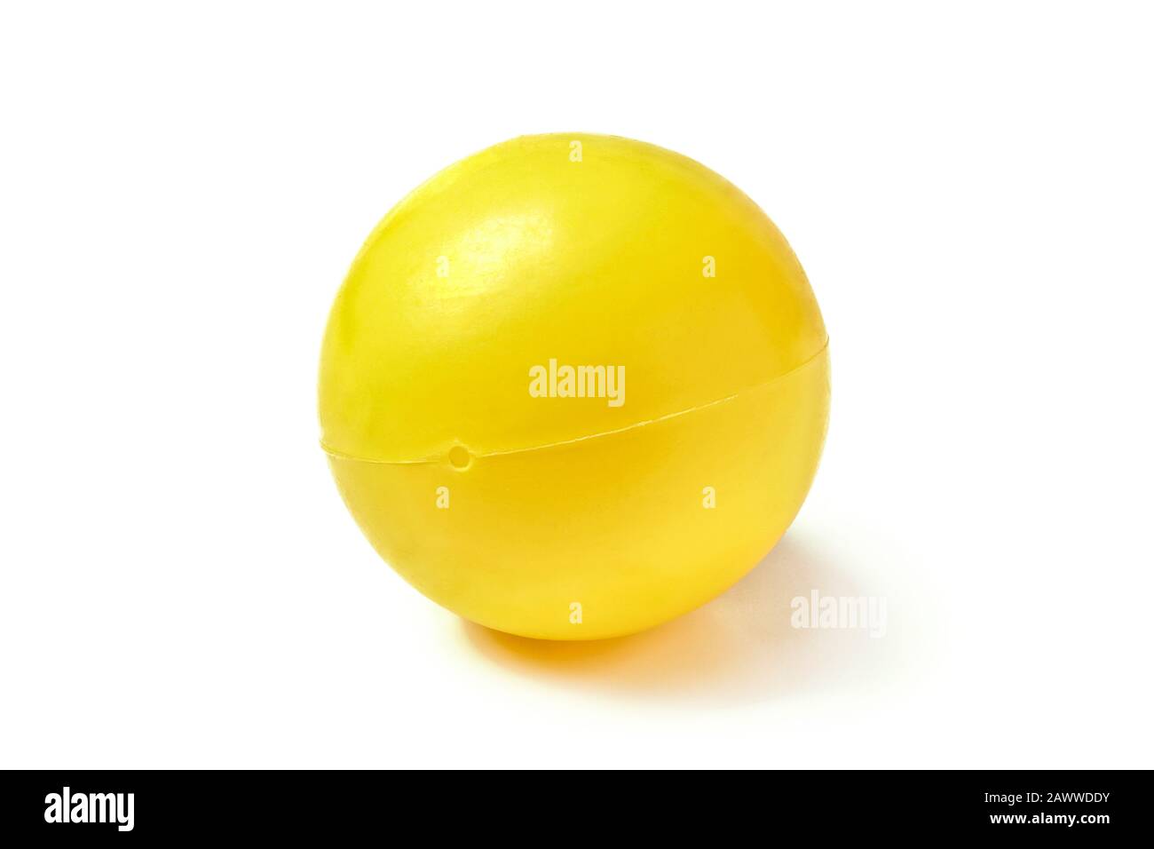 Sfera di plastica gialla isolata su bianco Foto Stock