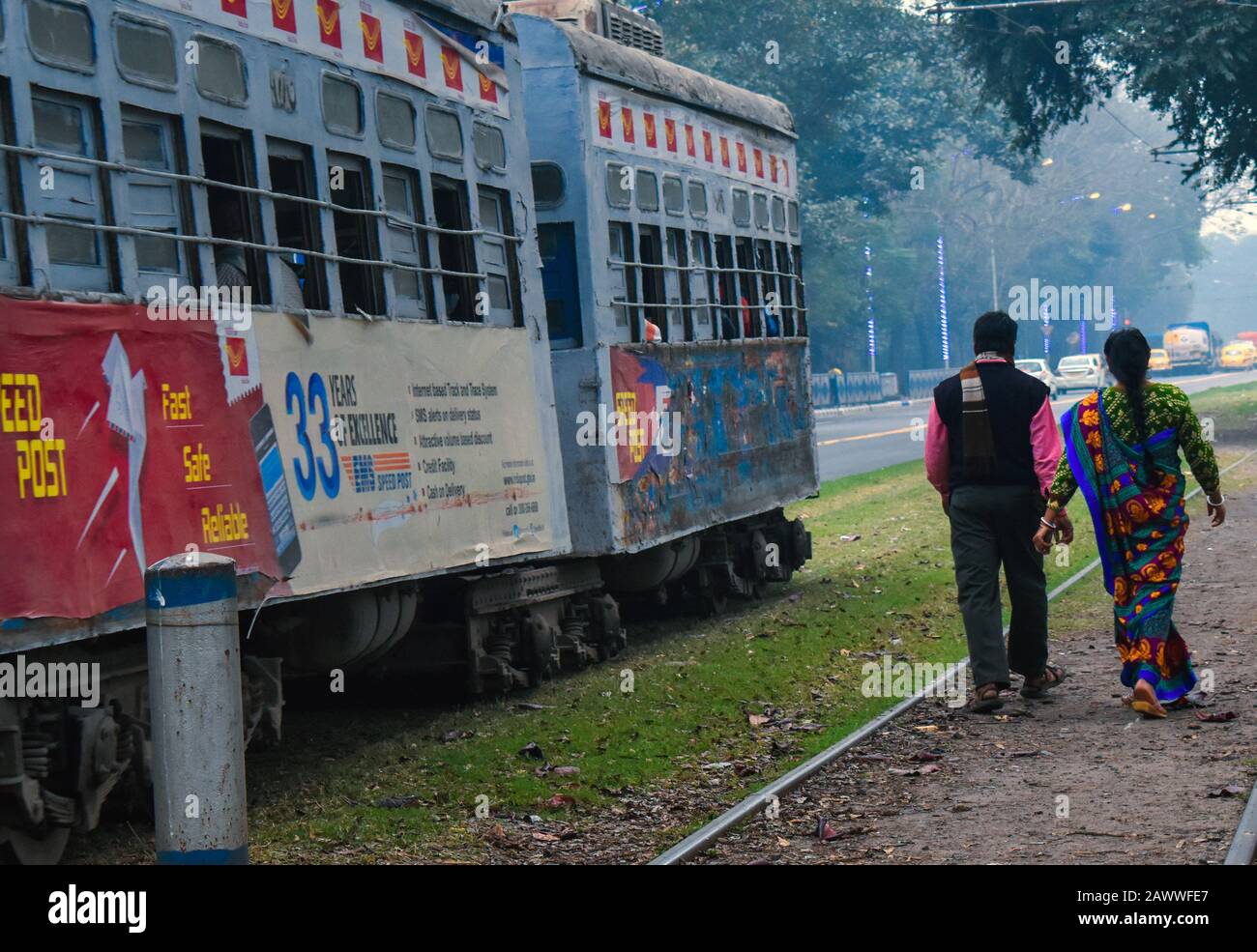 Una coppia a piedi nella zona di Maidan a Calcutta, India. Foto Stock